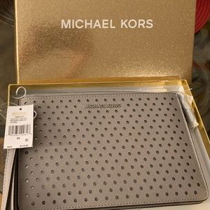 Michael Kors MD Gusset Wristlet Leather. NWT.